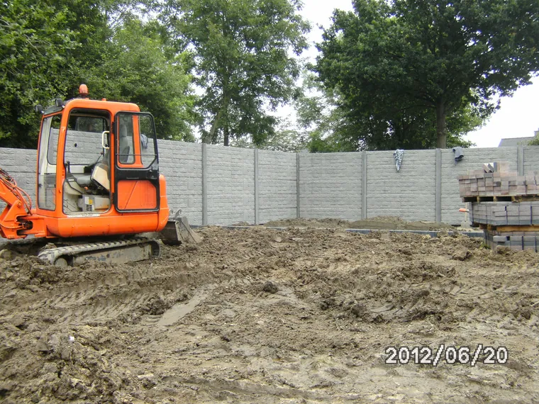 Uitgraven met graafmachine door Lumen bv