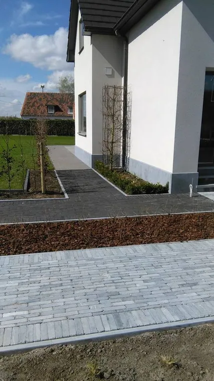 Aangelegde tuin met gazon en borders in Limburg