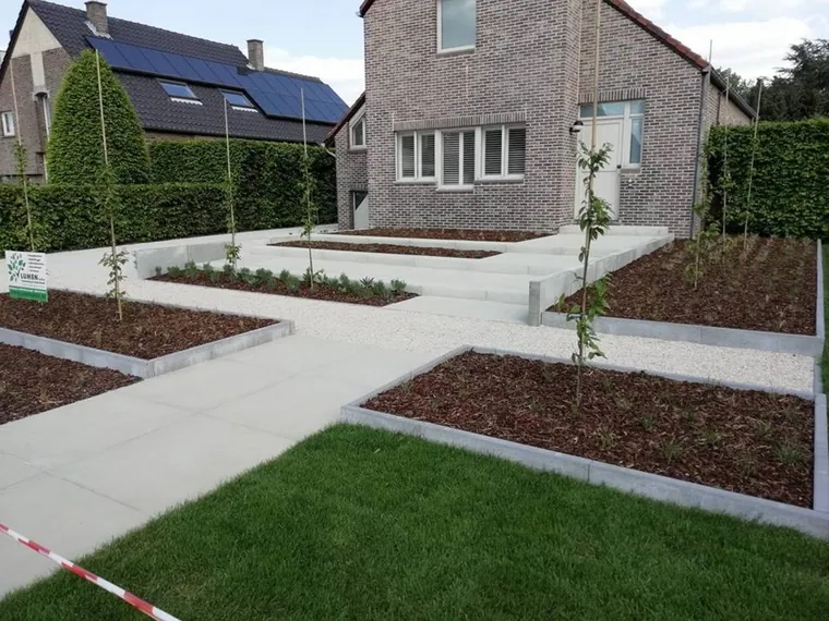 Aangelegde tuin met gazon en borders in Limburg