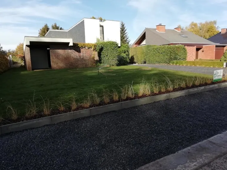 Aangelegde tuin met gazon en borders in Limburg