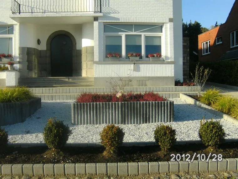 Aangelegde tuin met gazon en borders in Limburg
